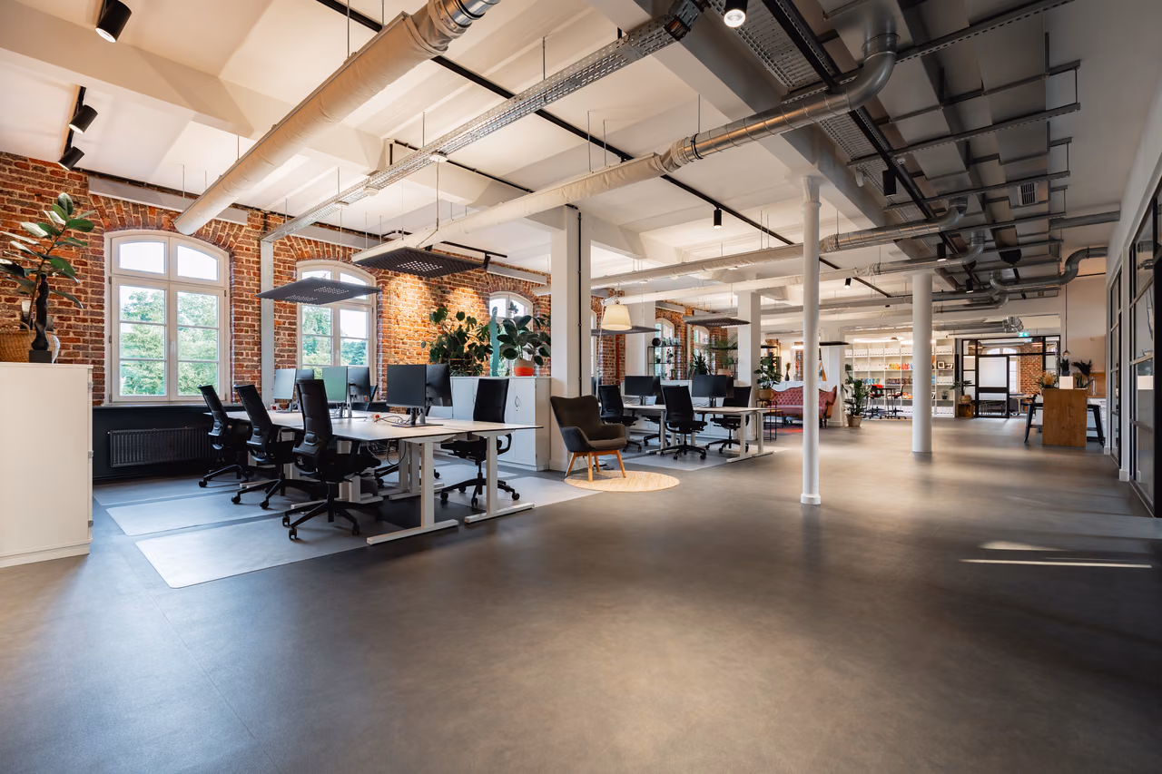 Weiter Blick durch das Loft mit Arbeitsplätzen