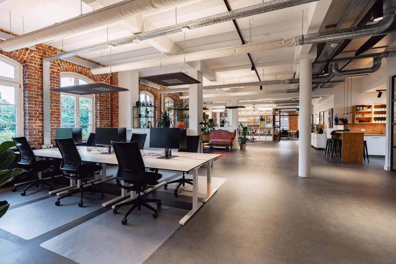 Loft von StartMiUp Minden mit Arbeitsplätzen, Regalwand und Küche im Hintergrund