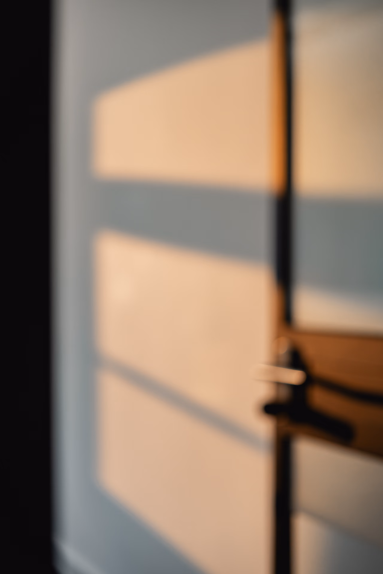 Sonnenlicht fällt auf eine Tür im Loft