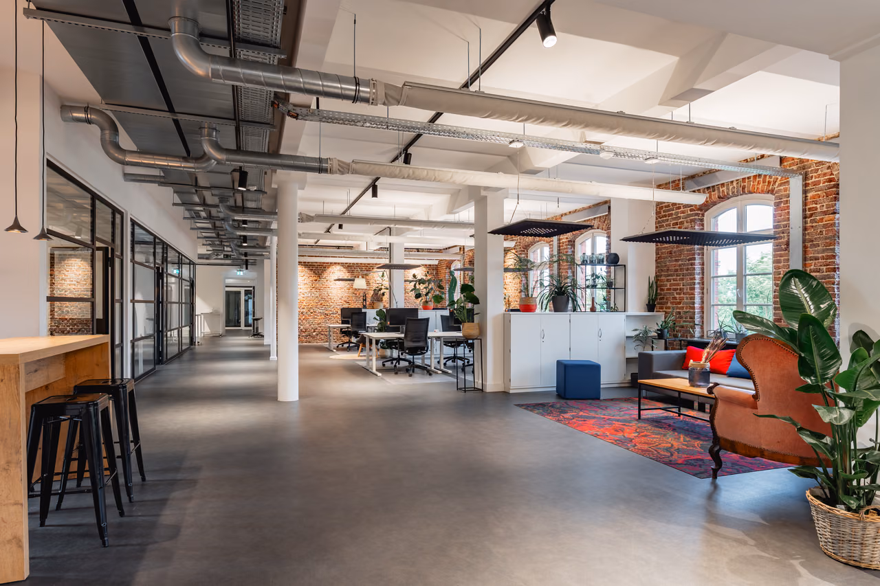 Loft von StartMiUp Minden mit Backsteinwänden und Lounge