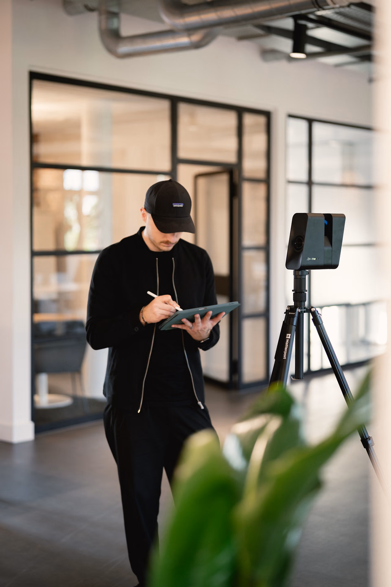 René Röbke plant den Scan auf dem iPad, neben ihm die 3D-Kamera