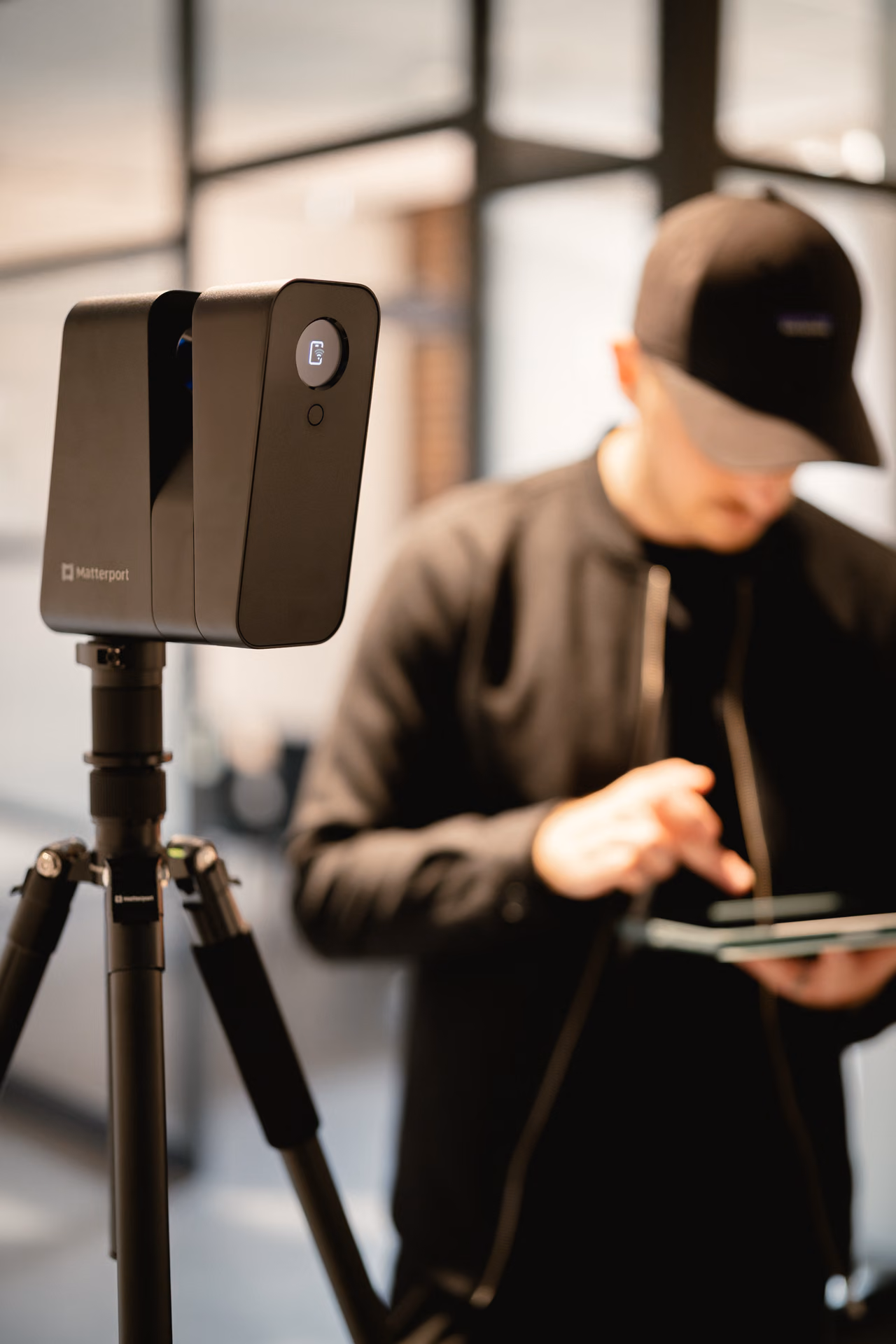 René Röbke arbeitet am iPad neben der 3D-Kamera