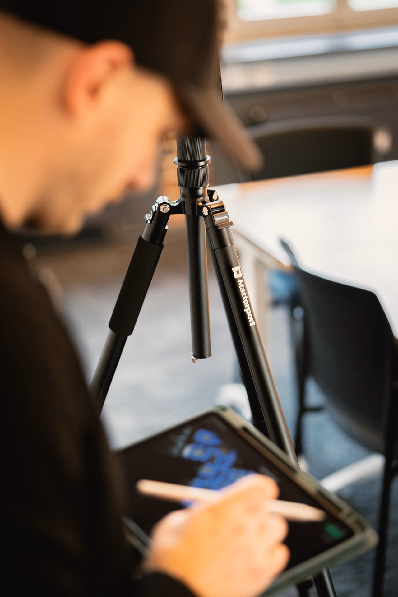 René Röbke prüft die Scanpunkte auf dem iPad